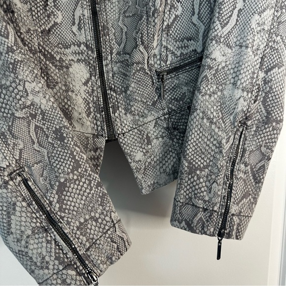White House Black Market Snakeskin Print Moto Jacket Women’s Size 2 - Picture 11 of 11